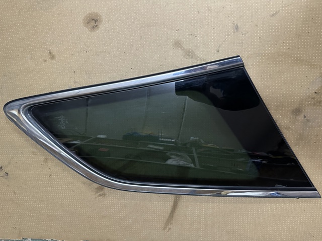 Стекло багажника, левое EG2263950C MAZDA