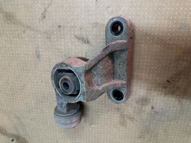 Кронштейн/траверса заднего редуктора, правая EG252868XA MAZDA