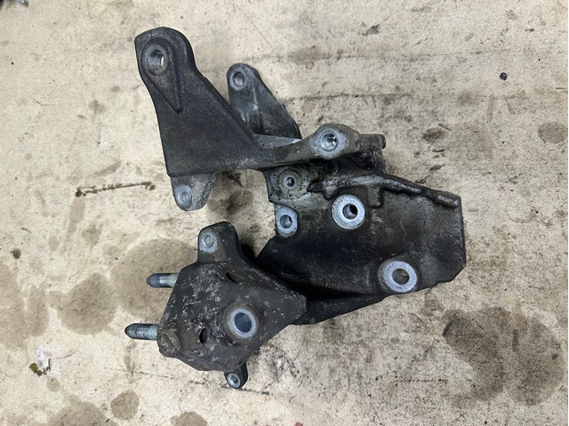 Кронштейн подушки (опоры) двигателя, правой MD369262 MITSUBISHI