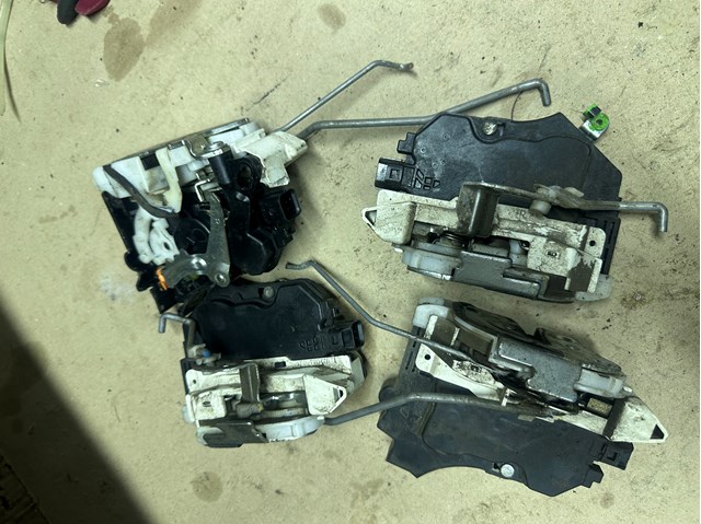 Дверной замок передний правый MN159934 MITSUBISHI