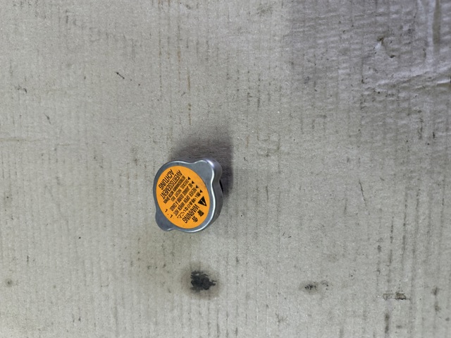 Крышка бачка радиатора Mitsubishi Outlander 2 40