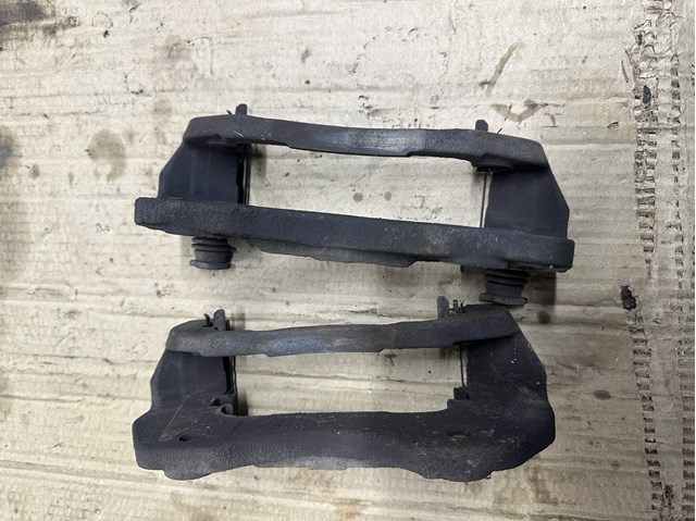 Держатель суппорта переднего MR569361 MITSUBISHI