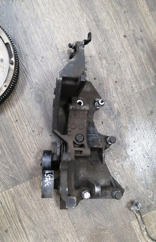 Крепление генератора 03L903139J VAG