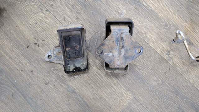 Кронштейн подушки (опоры) двигателя, левой 1091A079 MITSUBISHI