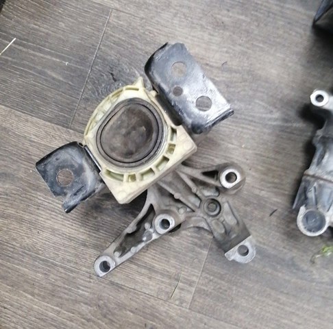 RENAULT 113758078R Правая подушка двигателя в наличии Киев