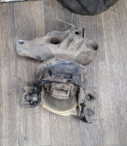 113758078R RENAULT Правая подушка двигателя купить в Хмельницкий