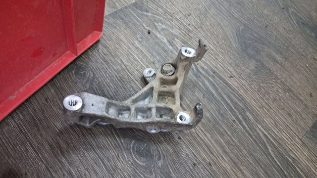 Кронштейн компрессора кондиционера 11910AM600 NISSAN