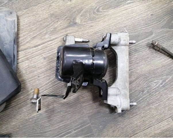 TOYOTA 123050V030 Правая подушка двигателя в наличии Одесса