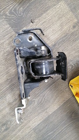 Кронштейн подушки (опоры) двигателя, левой 1232536070 TOYOTA