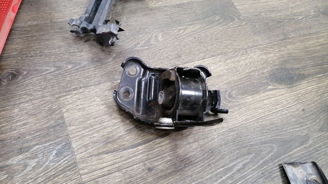 Подушка (опора) двигателя, левая 123720V070 TOYOTA