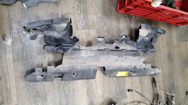 Кронштейн радиатора нижний 1668136010 TOYOTA
