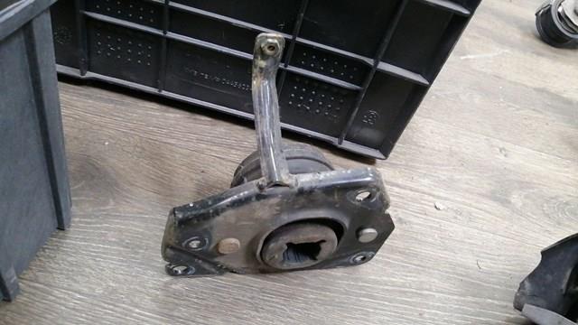 Кронштейн подушки (опоры) двигателя, левой 1813K1 PEUGEOT