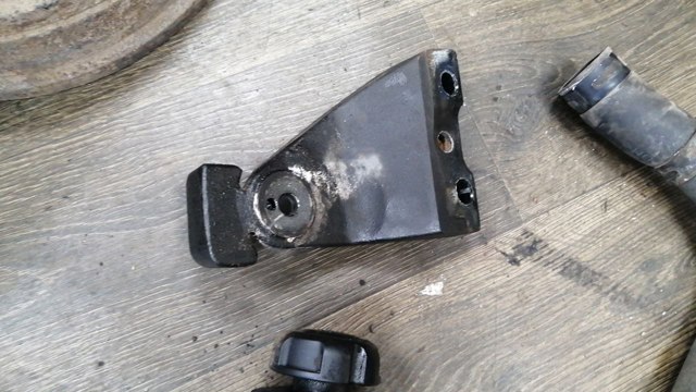 Кронштейн подушки (опоры) двигателя, правой 218252P200 HYUNDAI