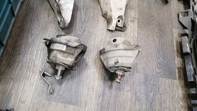 Правая опора двигателя 22116762608 BMW