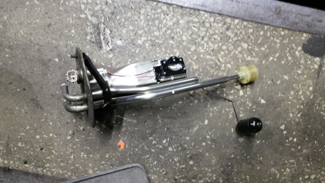 Датчик уровня топлива в баке 25060W000P MITSUBISHI