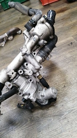 Корпус термостата в сборе 256102F010 HYUNDAI