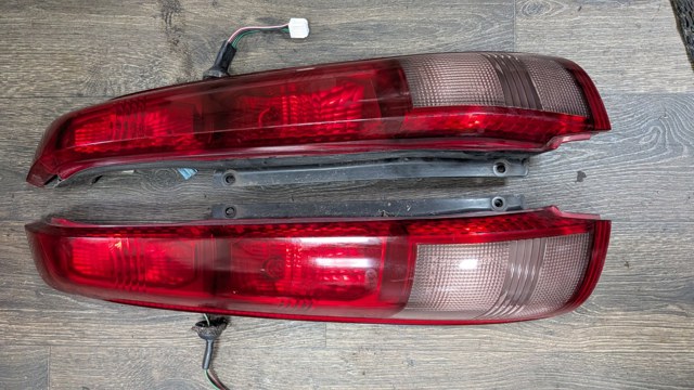 Задняя правая фара 26550EQ00A NISSAN