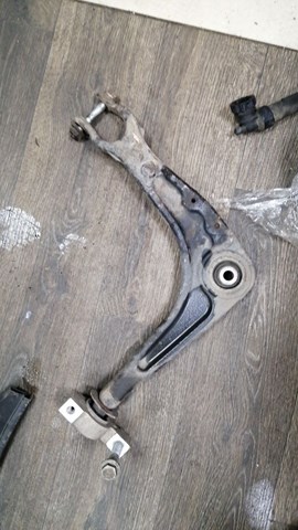 Нижний правый рычаг передней подвески 3521P9 PEUGEOT