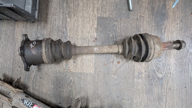 Полуось передняя, правая 391008H712 NISSAN