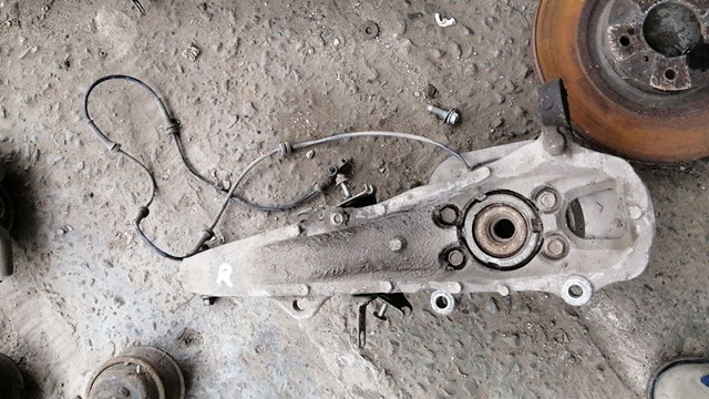 Кулак поворотный передний правый 40014EG000 NISSAN