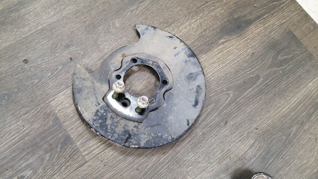 Щиток тормозного диска заднего правый 440208J010 NISSAN