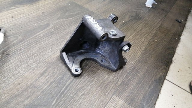 Кронштейн насоса г/у руля 4450A269 MITSUBISHI
