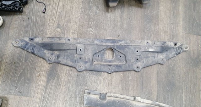 Рамка радиатора нижняя 51647046420 BMW