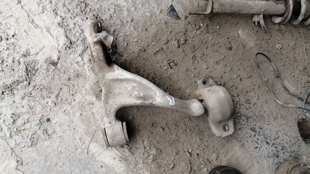 Нижний правый рычаг передней подвески 54500EG00A NISSAN