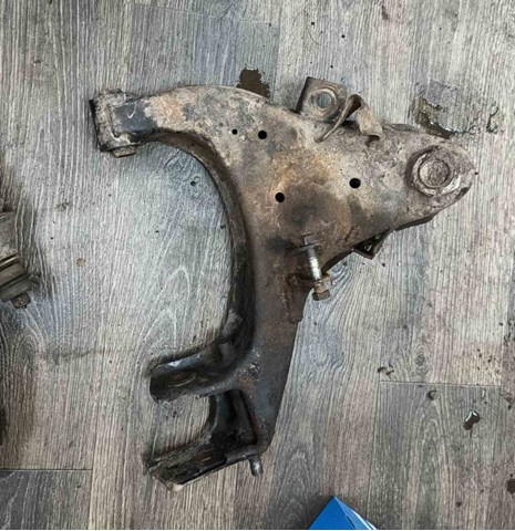 Рычаг передней подвески нижний, правый 54500VK385 NISSAN