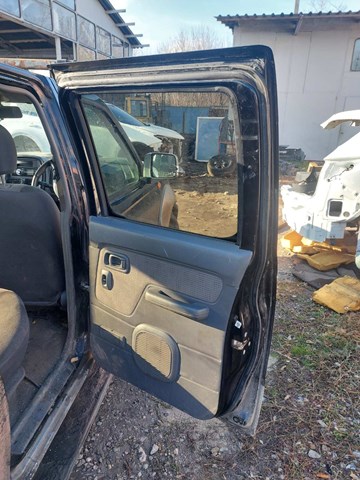 Стекло задней двери, правой 823002S703 NISSAN