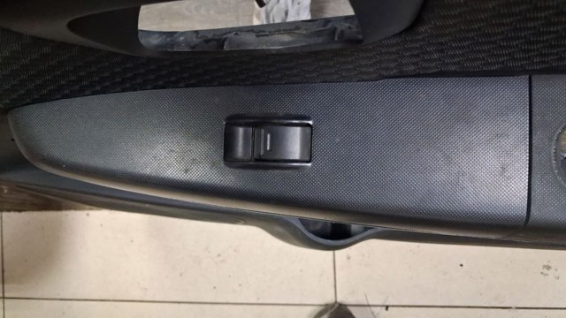 Кнопка подъемника переднего правого стекла 848100K010 TOYOTA