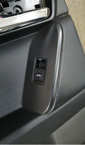 Кнопка включения мотора стеклоподъемника задняя правая 8481033120 TOYOTA