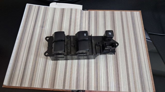 Кнопочный блок управления стеклоподъемником передний левый 8608A293 MITSUBISHI