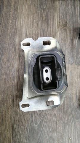 Подушка (опора) двигателя, левая верхняя 9807420980 PEUGEOT