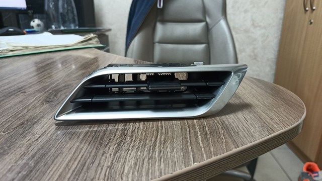 Решетка воздуховода правая 98101431DX PEUGEOT