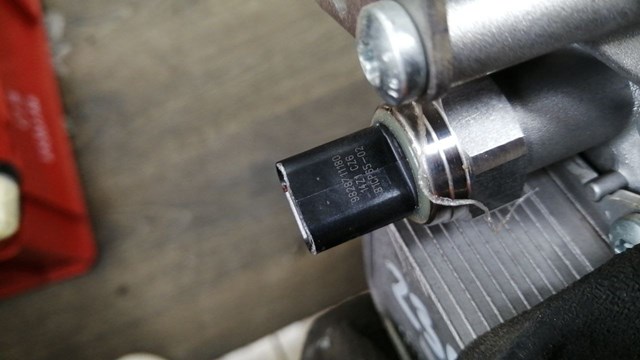 Датчик температуры масла двигателя 9828711180 PEUGEOT