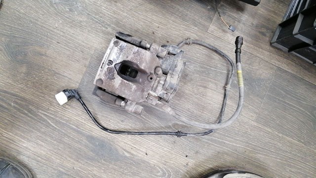 Задний левый суппорт A2534230181 MERCEDES