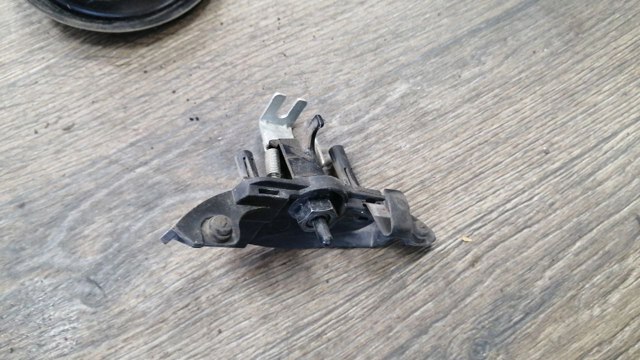Личинка замка топливного бака B09556890F MAZDA