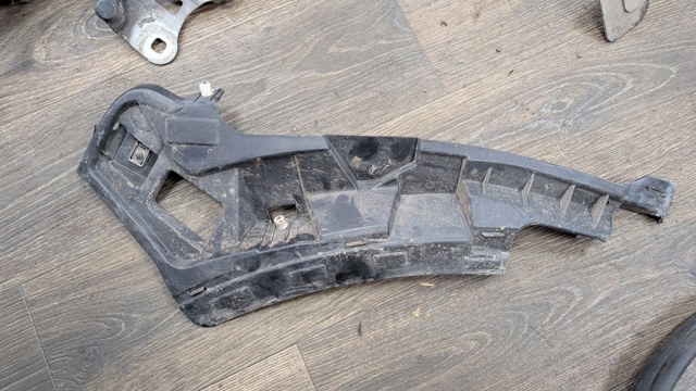 Кронштейн бампера переднего, правый CK5216F072AC LAND ROVER