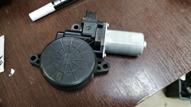 Мотор стеклоподъемника двери передней, правой D01G5858XB MAZDA