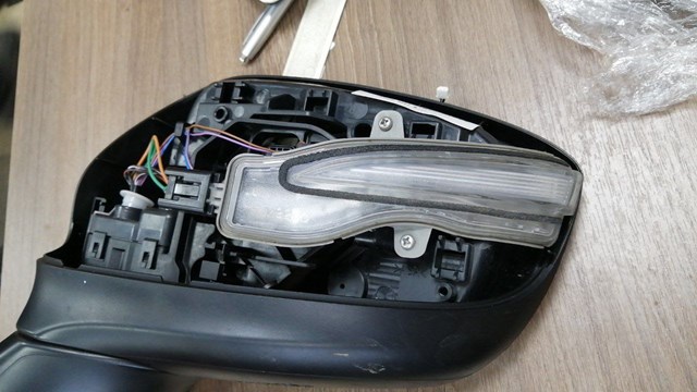 Левый указатель поворота зеркала D10E69182A MAZDA