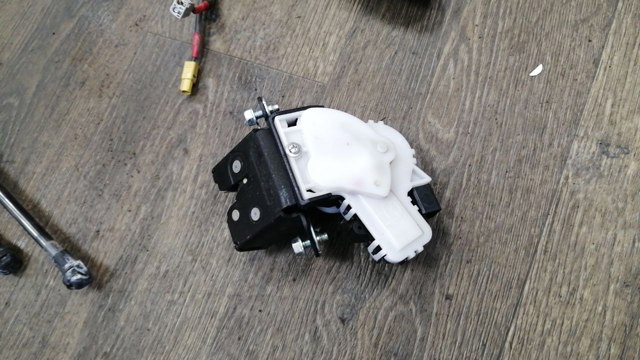 Замок задней двери G33M62310A MAZDA