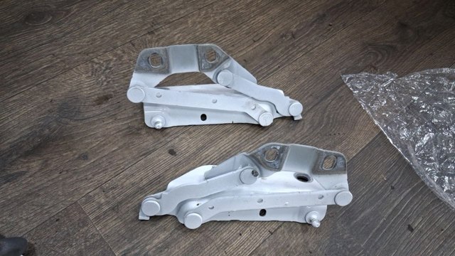 Шарнир капота левый LR001565 LAND ROVER