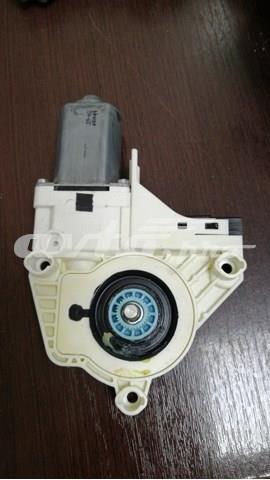 Мотор стеклоподъемника двери задней, левой LR016353 LAND ROVER