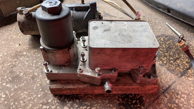 Корпус масляного фильтра LR022895 LAND ROVER