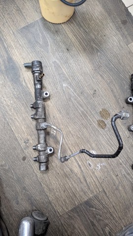 Регулятор давления в топливной рейке LR022983 LAND ROVER