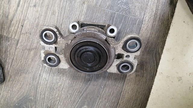 Подушка коробки передач LR024738 LAND ROVER