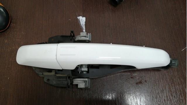 Держатель наружной ручки двери, передней левой LR025541 LAND ROVER