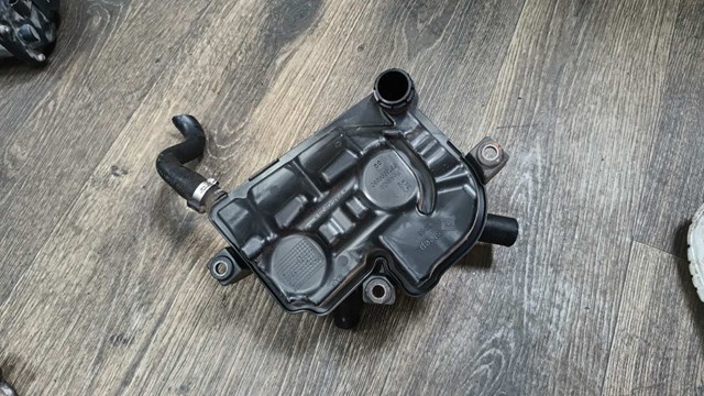 Маслоотделитель картерных газов LR025914 LAND ROVER