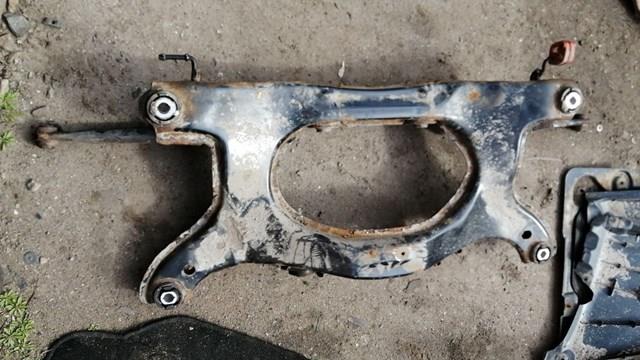 Поперечина задней подвески LR028449 LAND ROVER
